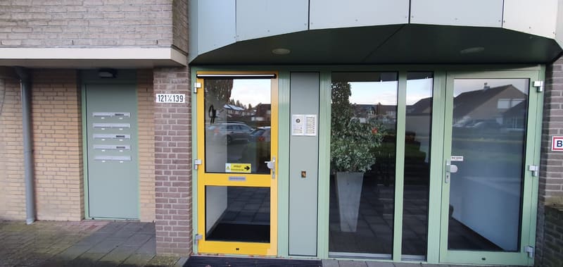 Entree van een appartementencomplex met elektronische toegang
